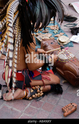 Un danseur aztèque joue un tambour en guerrier traditionnel costume à plumes au Festival Cervantino de Guanajuato au Mexique Banque D'Images