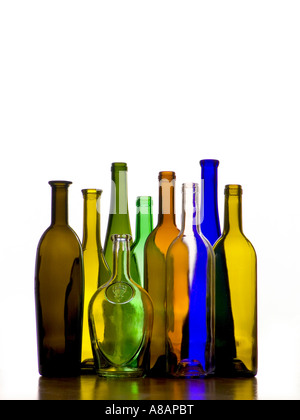 Les bouteilles de vin FOND BLANC Collection de variétés différentes bouteilles de vin vides colorés sur fond blanc Banque D'Images
