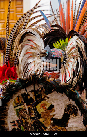 Un danseur aztèque effectue dans un costume à plumes guerrier traditionnel pendant le Festival Cervantino de Guanajuato au Mexique Banque D'Images