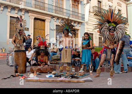 Une troupe de danse aztèque effectue en costumes à plumes guerrier traditionnel pendant le Festival Cervantino de Guanajuato au Mexique Banque D'Images