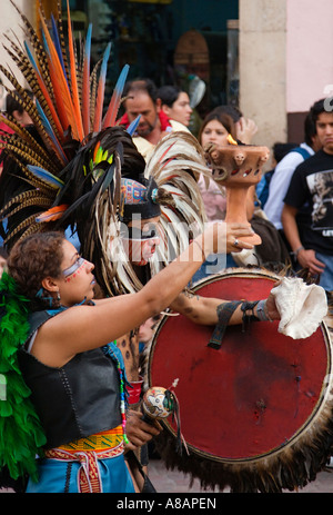 Une troupe de danse aztèque effectue en costumes à plumes traditionnelles au Festival Cervantino de Guanajuato au Mexique Banque D'Images