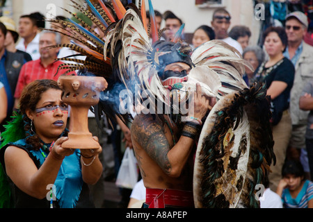 Une troupe de danse aztèque effectue en costumes à plumes traditionnelles au Festival Cervantino de Guanajuato au Mexique Banque D'Images