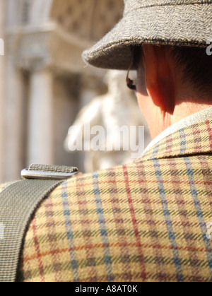 Homme portant veste tweed par fontaine de Trevi à Rome Banque D'Images