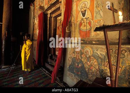 Peintures murales anciennes et prêtre dans l'Église Debre Sina Maryam, Gorgora, Lac Tana, Ethiopie Banque D'Images