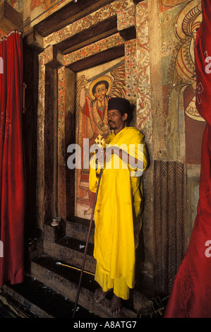 Peintures murales anciennes et prêtre dans l'Église Debre Sina Maryam, Gorgora, Lac Tana, Ethiopie Banque D'Images