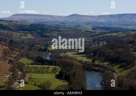 Rivière Wye Powys avec village d'ERWOOOD au pied des Montagnes noires dans la distance, Brecon Beacons, UK Banque D'Images