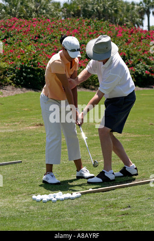 Jeune femme golf d'apprentissage en Floride Banque D'Images