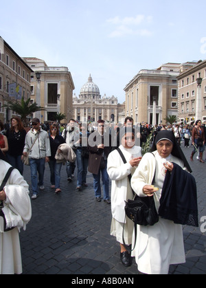 Les nonnes à messe de Pâques dans la cité du Vatican Rome Banque D'Images