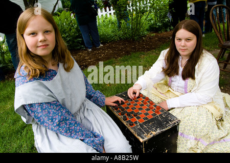 Jouer aux dames Enfants Pioneer Village Naper settlement guerre civile jours Banque D'Images