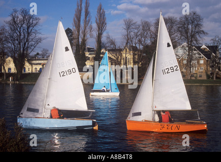 Yachts sur la Tamise, West Molesey, Surrey, England, UK Banque D'Images