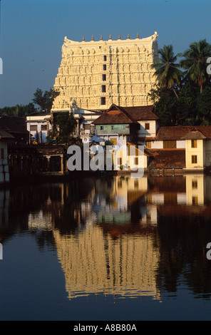 De Gopura Sri Padmanabhaswamy temple Vishnu reflétée dans le réservoir d'eau, Trivandrum (Thiruvananthapuram), Kerala, Inde Banque D'Images