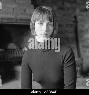 Portrait noir et blanc d'un jeune femme dans un haut foncé Banque D'Images