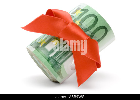 Une centaine de billets en euros avec un ruban rouge isolé sur fond blanc Banque D'Images