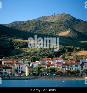 Plage de port d'Avall et contreforts des Albères Pyrénées-orientales Collioure plage France Languedoc-Roussillion Banque D'Images