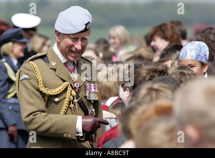 Sa Majesté, le roi Charles III, rencontre des foules lors d'une promenade à la RAF Shawbury, l'École de vol en hélicoptère Banque D'Images