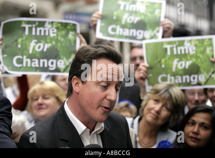 David Cameron à la sollicitation d'une élection Banque D'Images