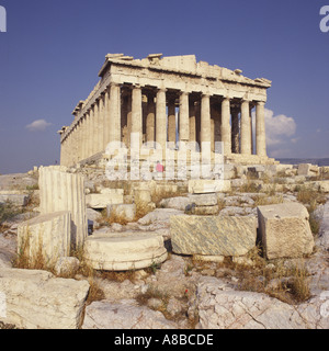 Trois quart Vue de face du Parthénon sur la colline de l'Acropole Athènes Grèce Banque D'Images