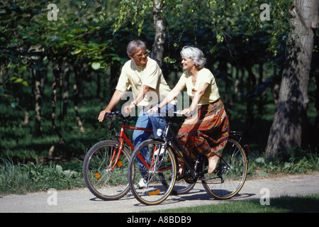 Senior couple cycliste et le chat Banque D'Images