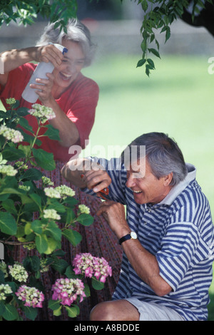 Senior couple jardinage et jouer Banque D'Images