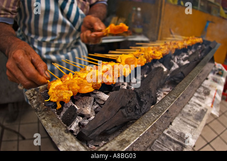 Le Satay (SATE) vendeur à Petaling Street à Kuala Lumpur, Malaisie Banque D'Images