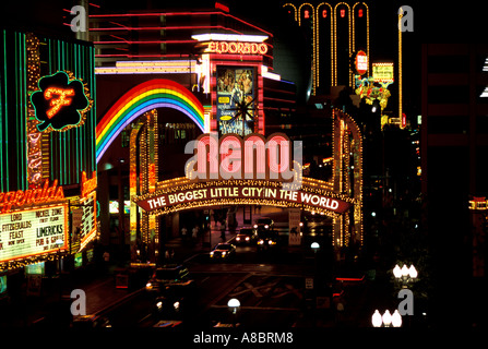 Nevada Reno noté signe sur Virginia Street downtown at night Banque D'Images