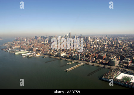 Vue de l'helpicopter au-dessus de Manhattan et Liberty Island Banque D'Images