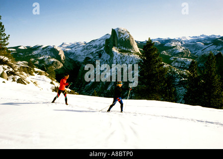 Californie Yosemite National Park les skieurs de ski de fond Banque D'Images