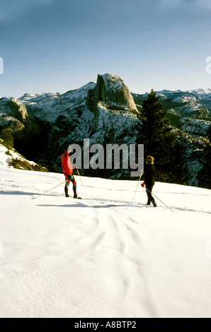 Californie Yosemite National Park les skieurs de ski de fond Banque D'Images