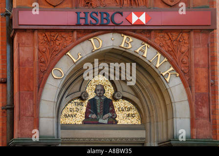 Stratford-upon-Avon mosaïque de William Shakespeare au-dessus de l'entrée de la banque HSBC dans un décor en brique rouge et terre cuite datant du XIXe siècle dans le Warwickshire Angleterre Banque D'Images