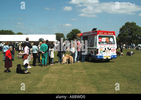 Dog Show un jour d'été personnes debout et faire la queue à la crème glacée van certains avec leurs chiens attendent tous d'acheter des boissons ou icecream Essex UK Banque D'Images