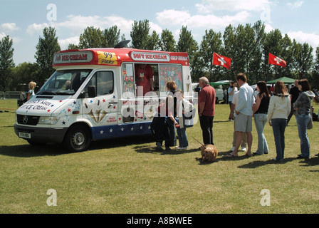 Angleterre dog show event ice cream van Banque D'Images