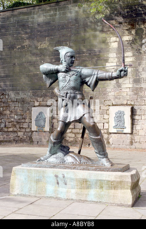 Statue de Robin des Bois, Nottingham - statue ci-dessous le château de Nottingham Banque D'Images