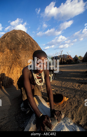 Femme Karo Maïs Broyage , Kolcho , au sud vallée de l'Omo, en Ethiopie Banque D'Images