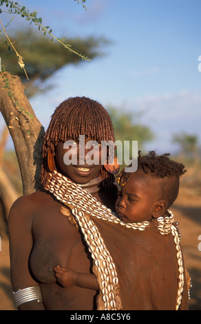 Hamer femme portant un bébé dans un bracelet en cuir traditionnel, Turmi, au sud de la vallée de l'Omo, Ethiopie Banque D'Images