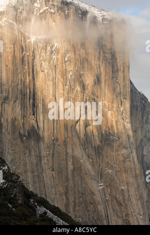 Profil de El Capitan de nuages près du sommet, Yosemite National Park, Californie Banque D'Images