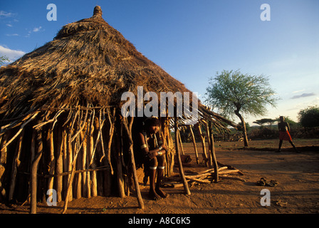 Hamer femme à sa hutte , Turmi, Sud Vallée de l'Omo, en Ethiopie Banque D'Images