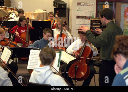 Répétition pour l'orchestre de l'école sur le rendement scolaire de 13 ans. Golden Valley Minnesota USA Banque D'Images