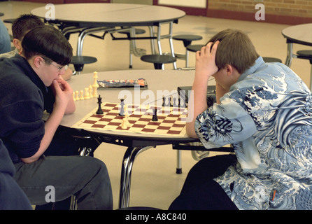 Les étudiants jouant un jeu compétitif d'échecs à l'école en salle d'étude l'âge de 14 ans. Golden Valley Minnesota USA Banque D'Images