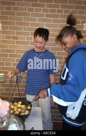 Pour cruelers friture étudiants Projet de classe l'âge de 14 Golden Valley Minnesota USA Banque D'Images