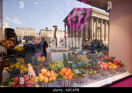 France Paris Place de la Madeleine Fauchon une boutique gastronomique vitrine reflet Banque D'Images