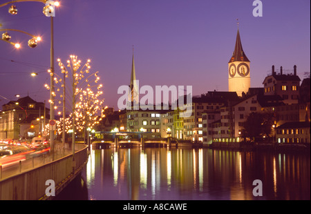 Suisse Zurich vieille ville rivière Limmat la nuit Banque D'Images