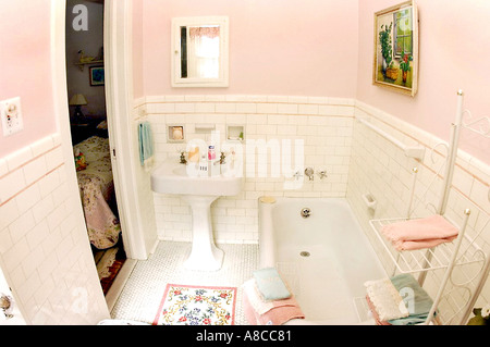 Cottage de vacances dans 'Ocean City' New jersey USA Old style Chambre Interiors salle de bains dans Guest House Sink, Maison, salles de bains Cottage intérieurs Banque D'Images