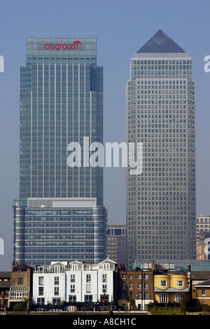 Les tours de Canary Wharf le nain plus biens résidentiels sur le bord de la Tamise Banque D'Images