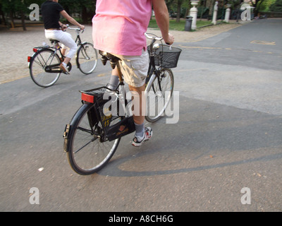 Couple riding bikes dans le parc de la villa Borghèse à Rome Italie Banque D'Images