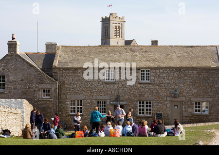 Les gens de l'île de Lundy UK sunshine en dehors de Marisco Tavern Banque D'Images