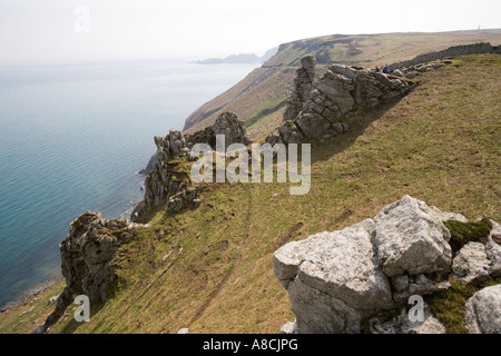 UK Lundy Island east coast coastal rock formations à l'égard du sud plage du débarquement Banque D'Images