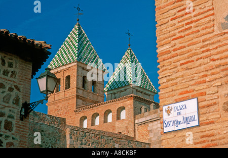 Tours de l'Puertas de Bisagra Tolède Castille La Manche Espagne Europe Banque D'Images