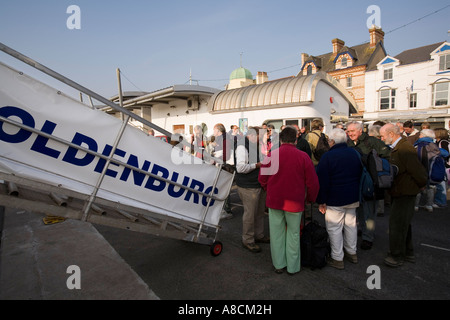 Bideford Devon UK quay passagers en attente d'administration Lundy Island bateau MS Oldenburg Banque D'Images