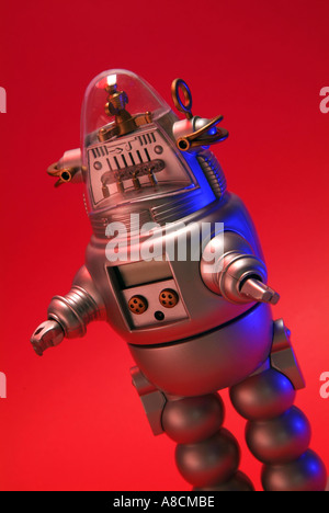 Jouet en plastique de l'enfant robot dans le style futuriste de Robby le Robot de Planète interdite film Banque D'Images