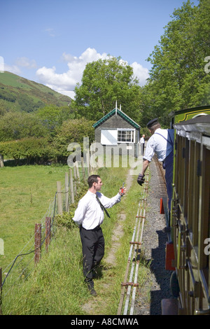 Recevoir le jeton sur le Talyllyn Railway à Brynglas, Gwynedd, au nord du Pays de Galles Banque D'Images